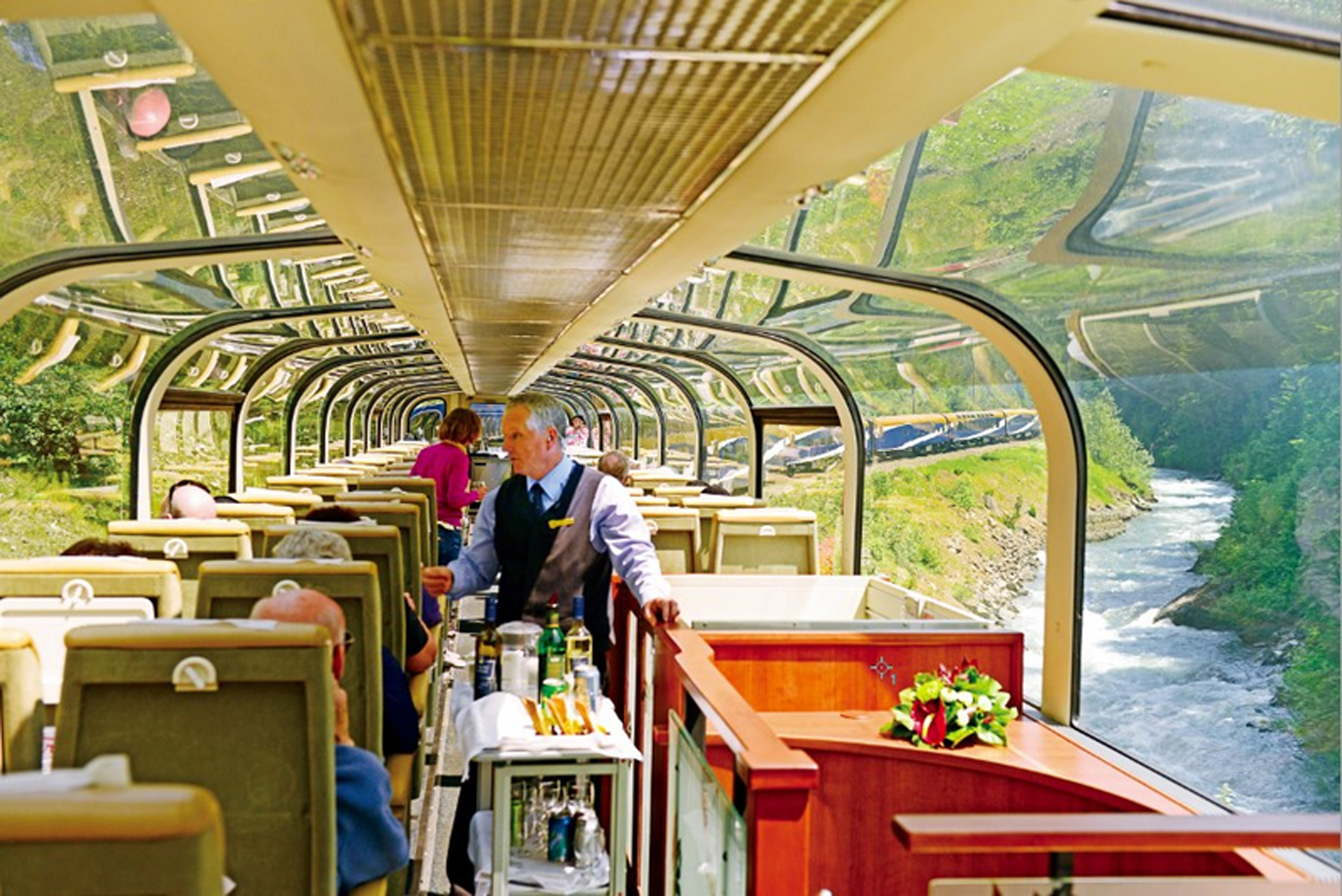 洛磯山登山者號（Rocky Mountaineer）觀景火車擁有全景式玻璃車頂及車廂末端的開放式連廊，沿途的美景就能盡收眼底。（圖片來源／《孤獨星球》國際中文版）