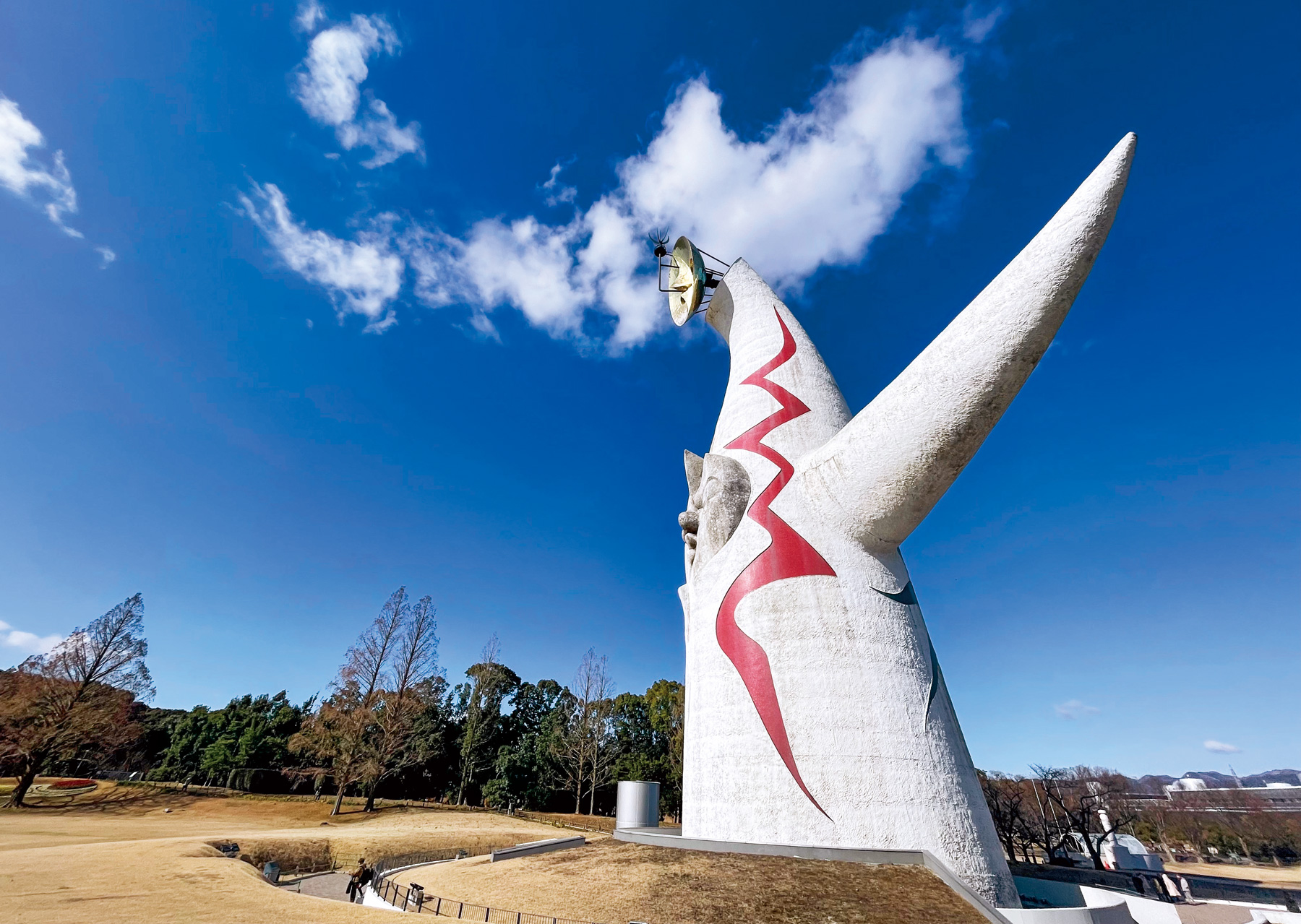 岡本太郎的太陽之塔彷彿一座巨大的外星物體墜落地球,插在大阪的土地上。(圖片來源/李清志)