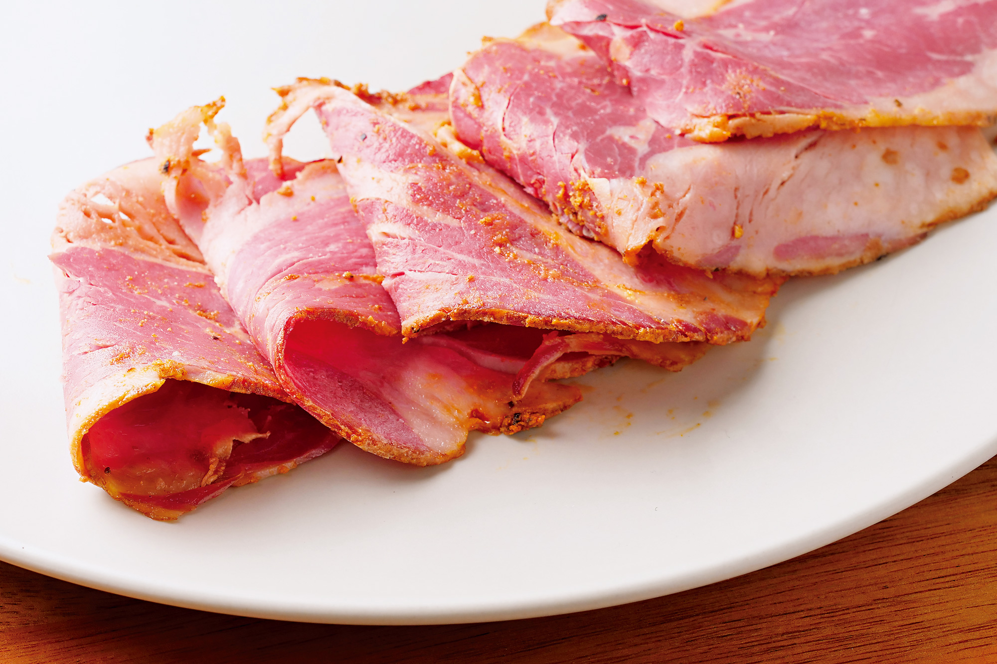 通常夾在三明治內的煙燻牛肉（Pastrami），是鹽漬牛肉加香料調味燻製而成。（攝影／王文廷）