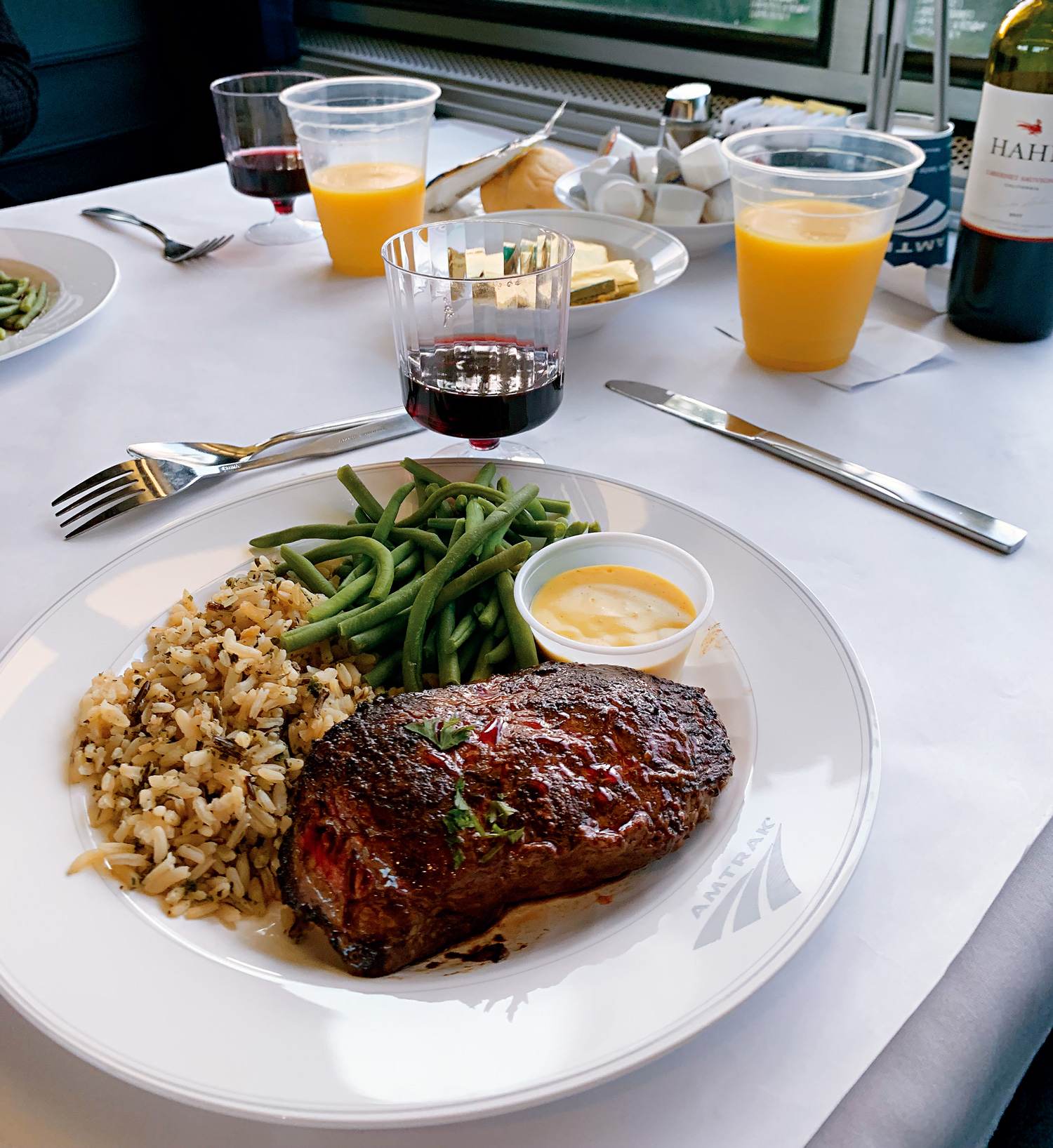 餐車有設備齊全的廚房和專業廚師，提供多様選擇的正式菜單，牛排是火車常客的最愛。（攝影／楊志弘）