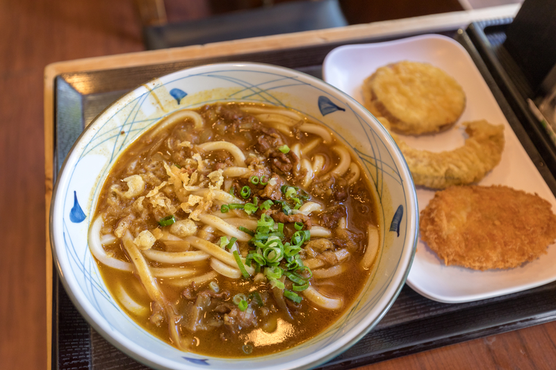 「咖哩烏龍麵」發揮了日本廚師專長，擷取外來料理的神髓印度咖哩粉融於柴魚高湯。（圖片來源／dreamstime）