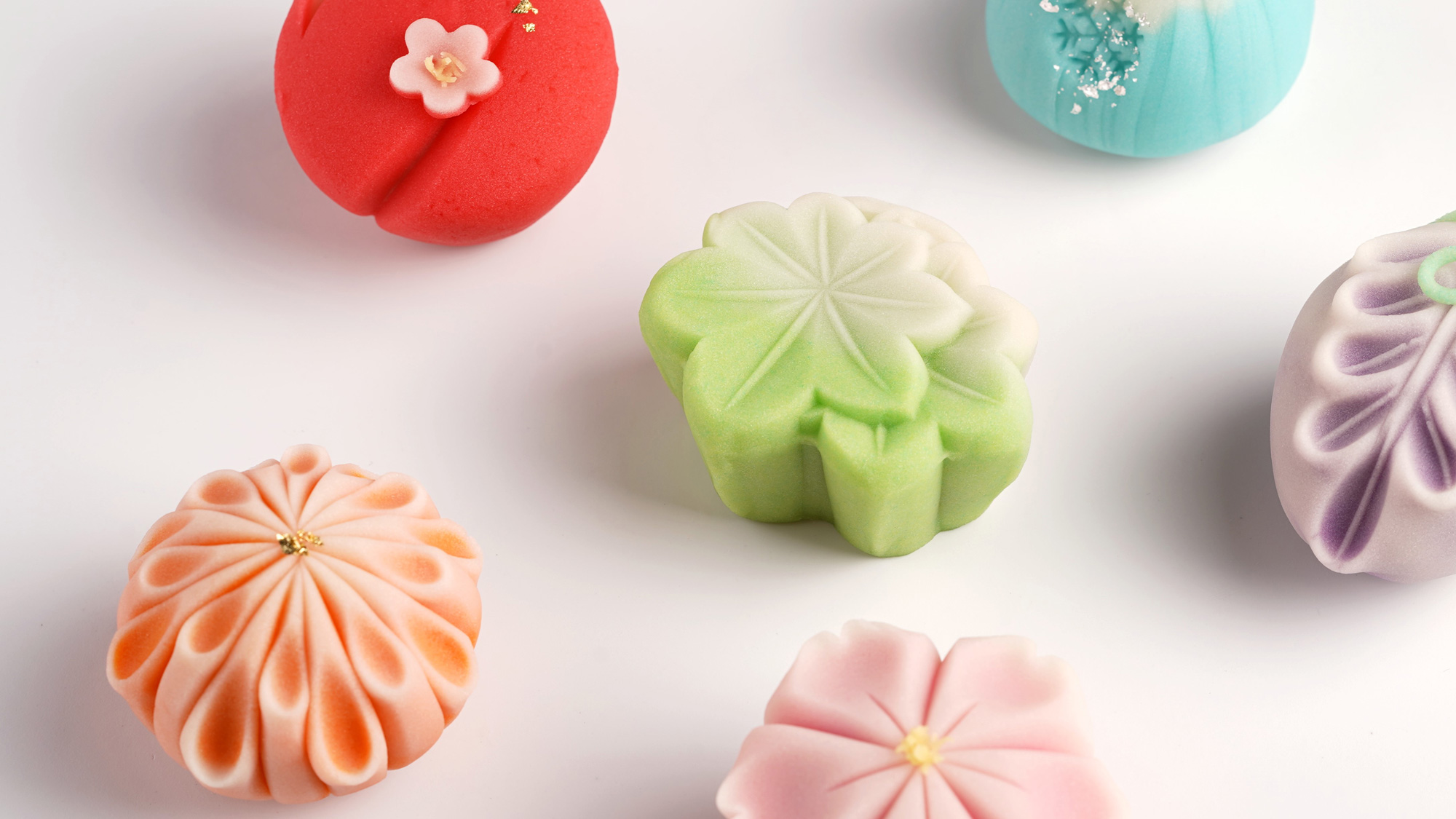 號稱頂級和菓子品牌「茶菓一色」擅長以招牌上生菓子展現日本四季之美。（圖片來源／誠品）