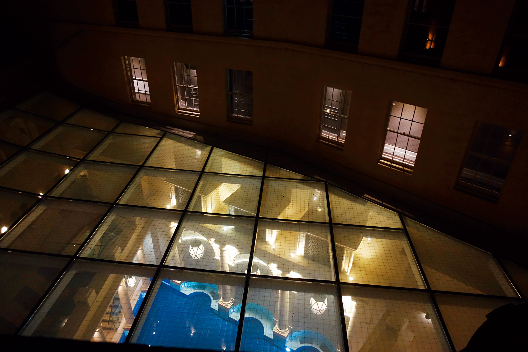 溫泉SPA位於中庭區，在3樓的位置搭起玻璃天花，雖然特殊但卻有了些隱私上的顧慮。（圖片來源／張智強）