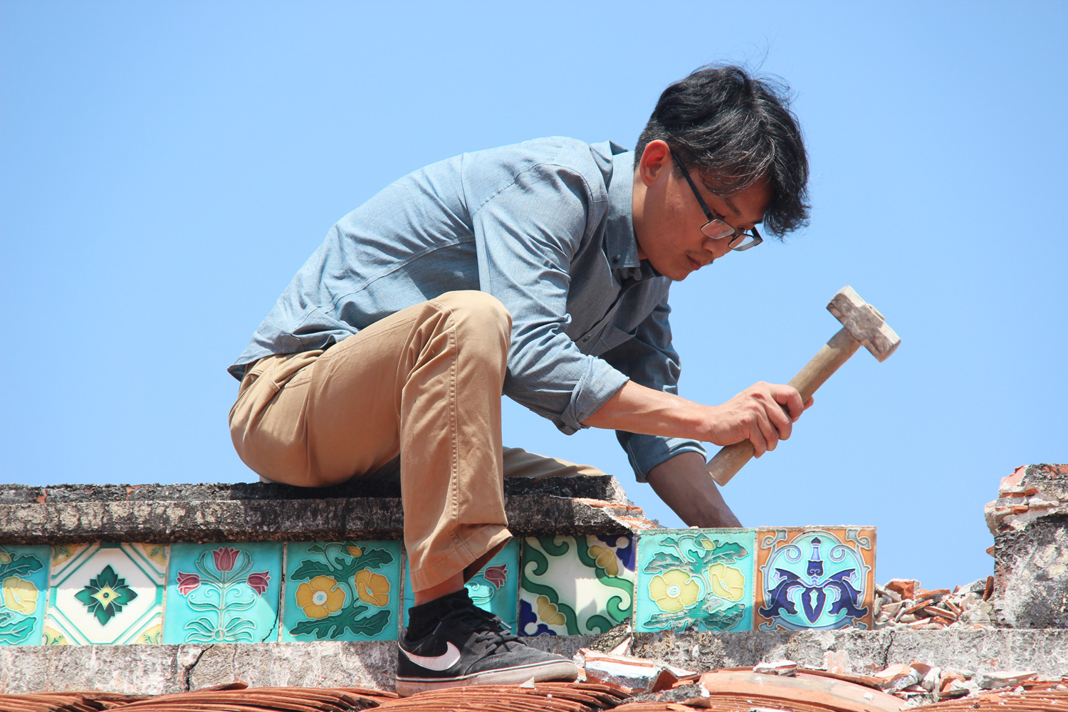 徐嘉彬與一群志同道合的夥伴，利用下班時間，一起記錄台灣瀕危花磚，並努力保存。（圖片來源／徐嘉彬）