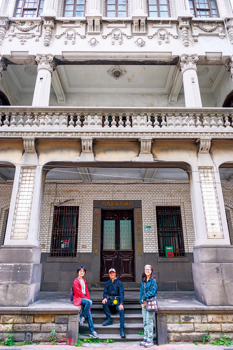 貴德街建築為防止鄰近淡水河氾濫，基底均架高，也是當地百年洋樓街的特色之一。（攝影／李婉蓉）