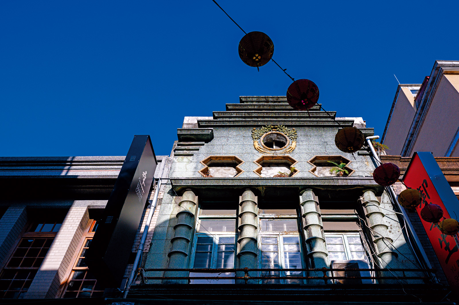 大稻埕建築大多有華麗裝飾立面，牛眼窗旁的中式人參浮雕也表述此為參藥行。（攝影／李婉蓉）