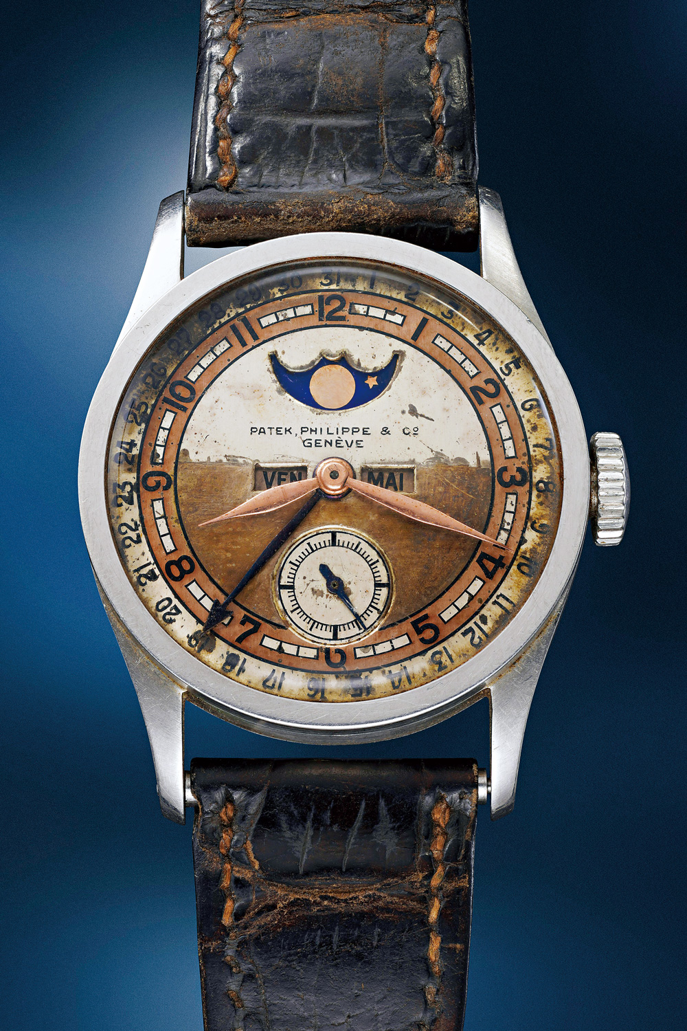 錶盤上下呈現不同顏色，便是溥儀曾因好奇而請侍從刮除的證據，而這支錶因為末代皇帝的傳奇色彩更添文化價值。（圖片來源／富藝斯）