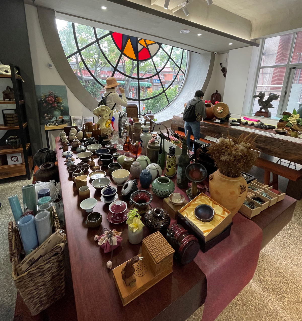小興苑內部會販賣藝術品、特色紀念品等,也提供簡單飲料咖啡。(攝影/李清志)