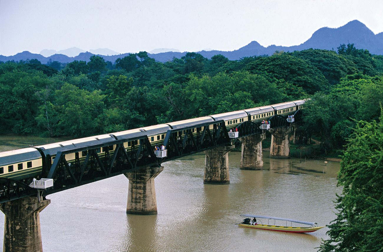 列車在北碧府車站稍停，讓乘客一覽桂河大橋全景。（圖片來源／Belmond）
