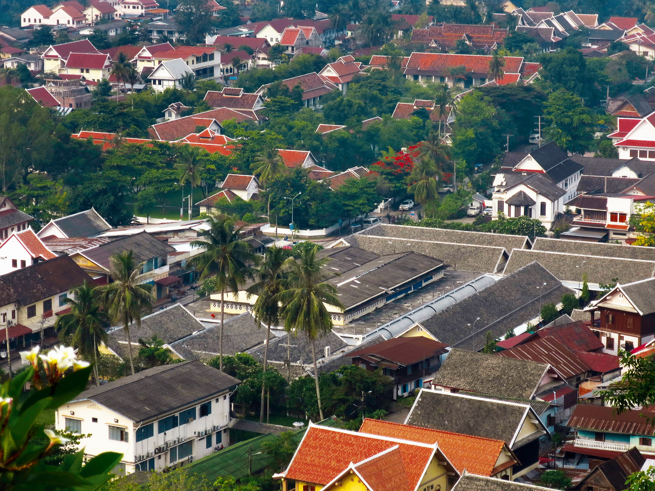 龍坡邦古鎮仍保留原始面貌，未受國際連鎖店和高樓侵擾，被譽為「東南亞保存最完善城市」。（攝影／張智強）