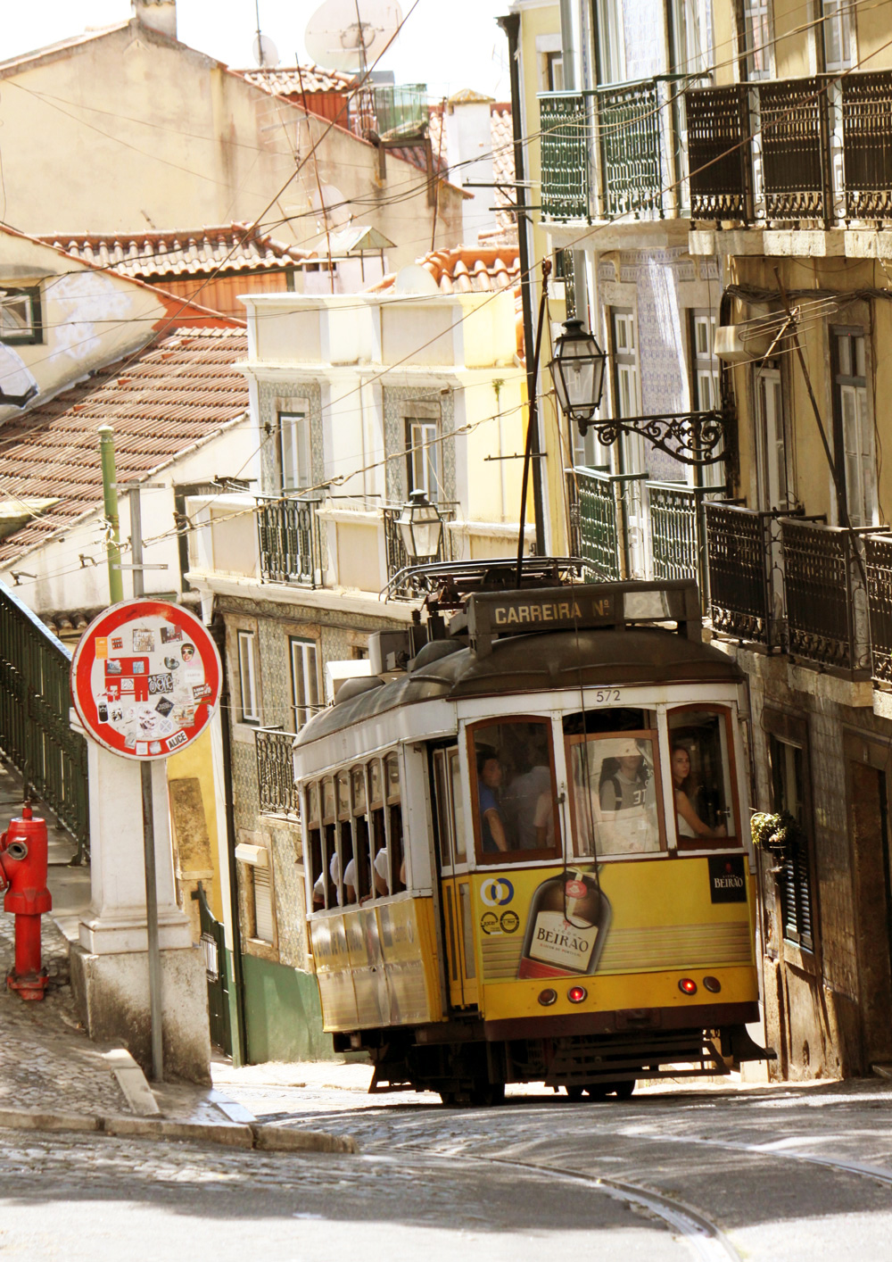 28號小黃電車可以說是里斯本最經典的代表事物，也是所有觀光客至里斯本旅行的重要記憶。（攝影／李清志）