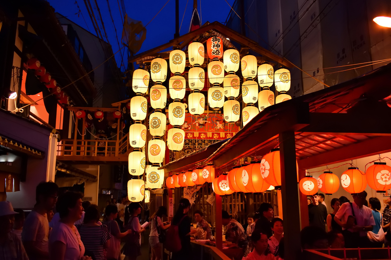 每場遊行的前3天，都會先舉辦名為「宵山」（Yoiyama）的夜晚慶祝活動。（圖片來源：dreamstime／典匠影像）