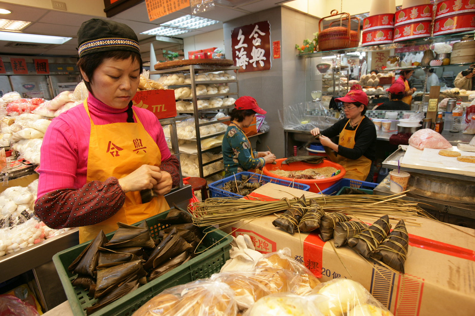 南門市場內「上海合興糕糰店」的紅豆鹼粽，口感不僅是「粽葉包粉粿」，還能感覺到米的扎實。（攝影／陳炳勳）