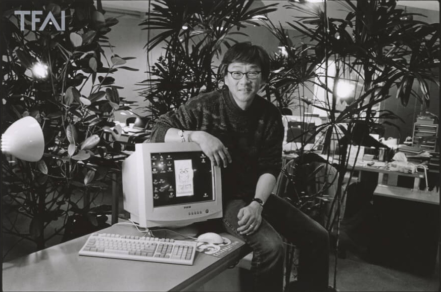 2001年，楊導接受《數位時代/Business Next》雜誌採訪，由陳炳勳攝影師拍下此照。（圖片來源：國家影視聽中心）