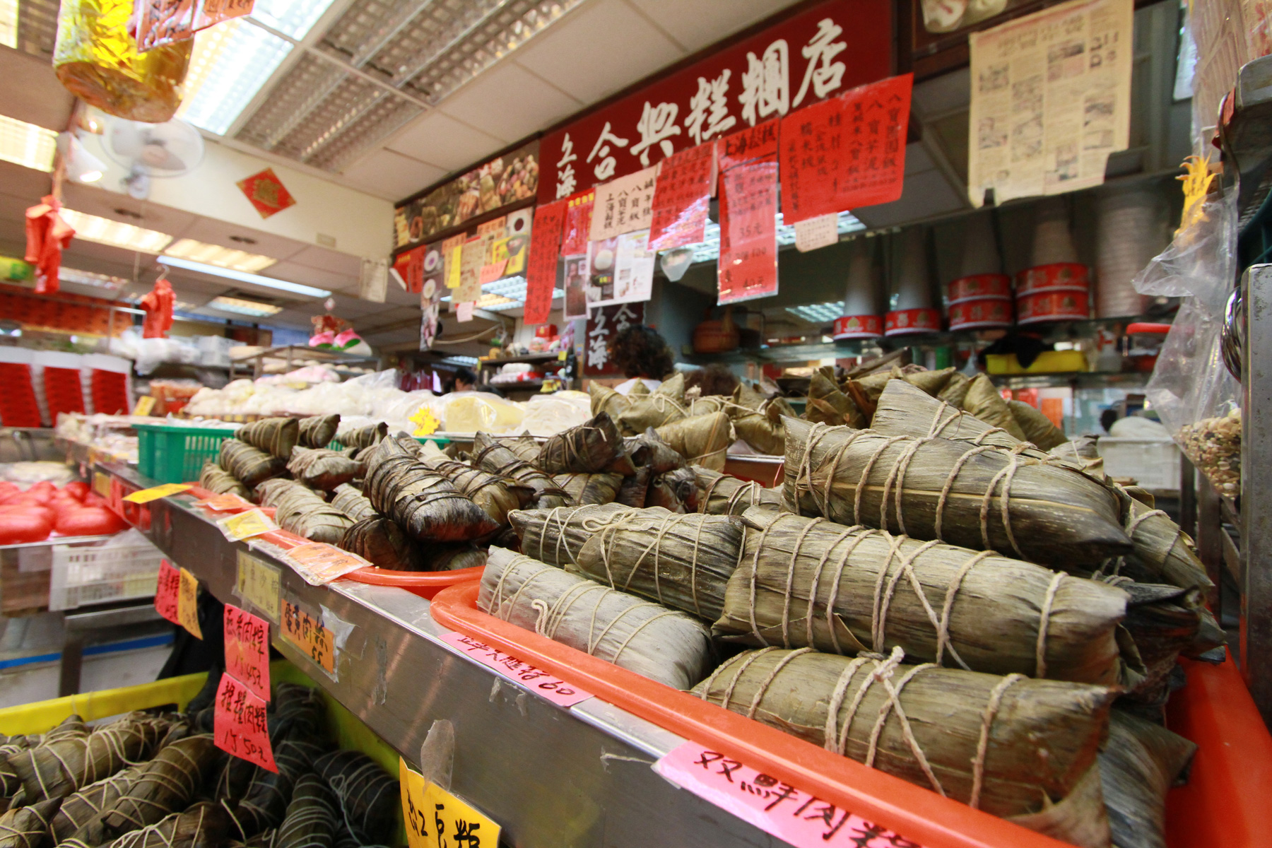 南門市場裡的合興，是端午吃的甜味粽代表店家之一。（攝影：陳炳勳）