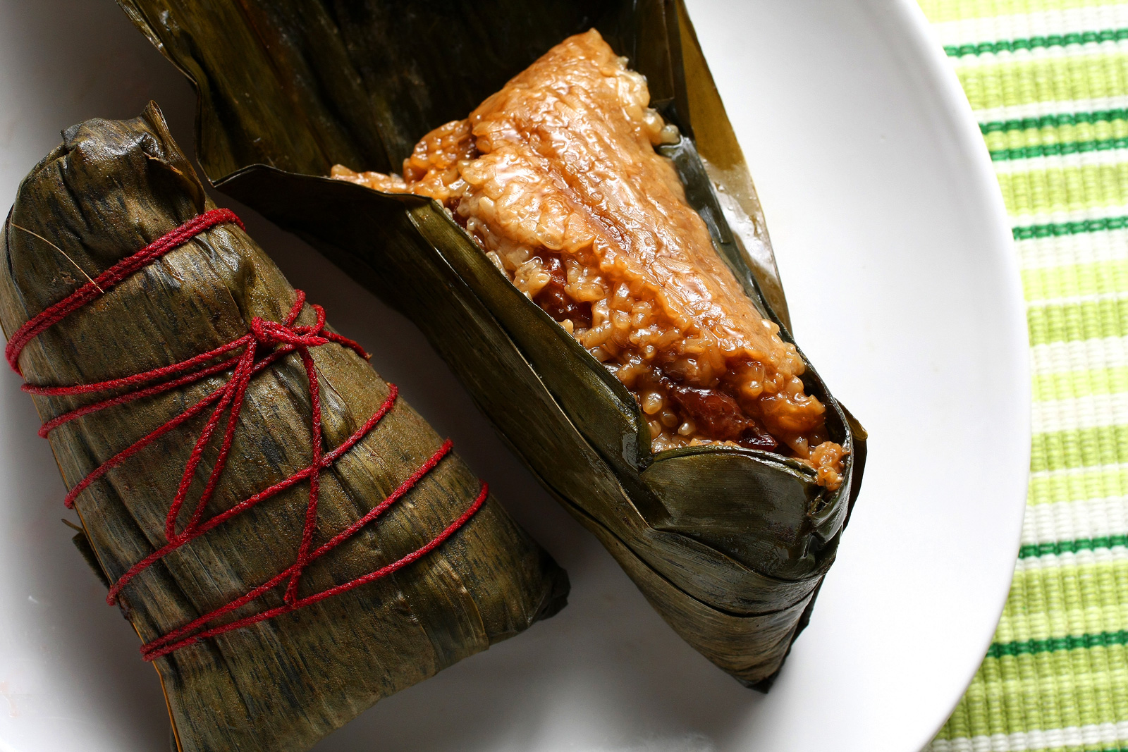 「四喜食品行」的排骨粽，骨邊肉又嫩又滑順，不蘸醬純吃粽即是美味。（攝影：呂恩賜）