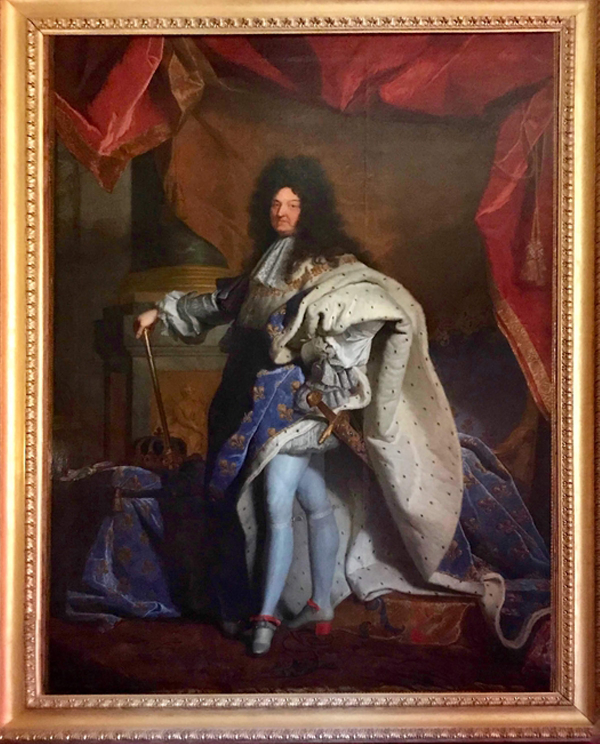 法國畫家 Hyacinthe Rigaud於1701年繪製了《路易十四穿著加冕長袍的肖像》。這幅畫像繪製時路易十四已60多歲，據說畫像的臉頰凹陷，是因為路易十四牙齒已經所剩無幾。（圖片來源／dreamstime）