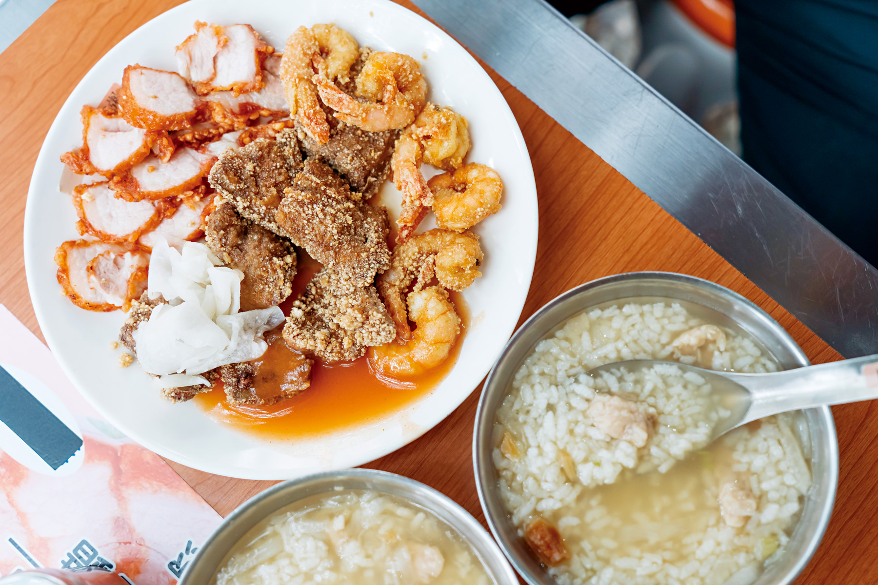 品嘗肉粥時吉田皓一直呼好吃,他認為庶民美食也是台灣的魅力之一。(攝影/陳鴻文)
