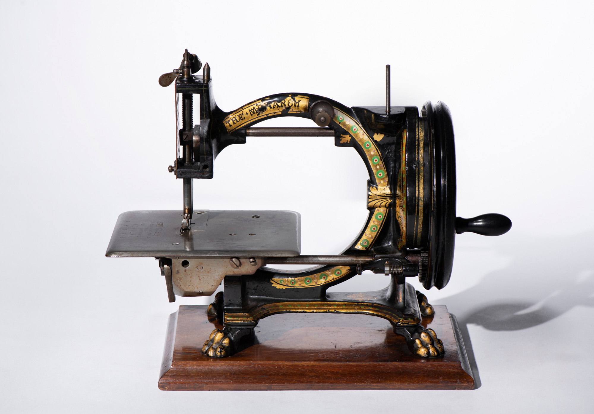 奇美博物館產業類典藏〈皇家君主縫紉機〉，英國，1874-1875年，亦在本次展出之列。（圖片來源／奇美博物館）