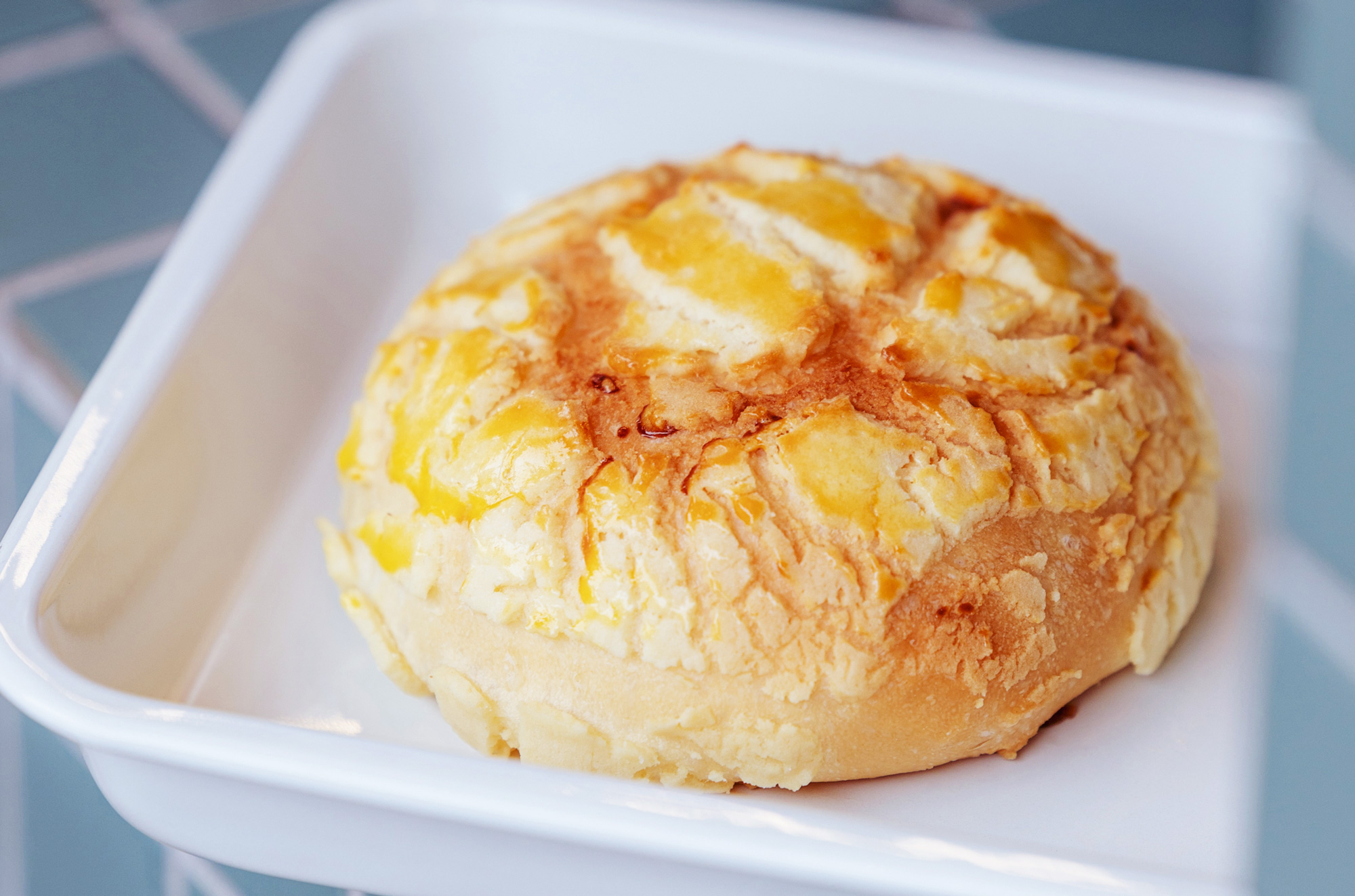 「蜷尾家パン」麵包屋推出的台式麵包經典商品菠蘿麵包。（圖片來源：Foodie Amber）