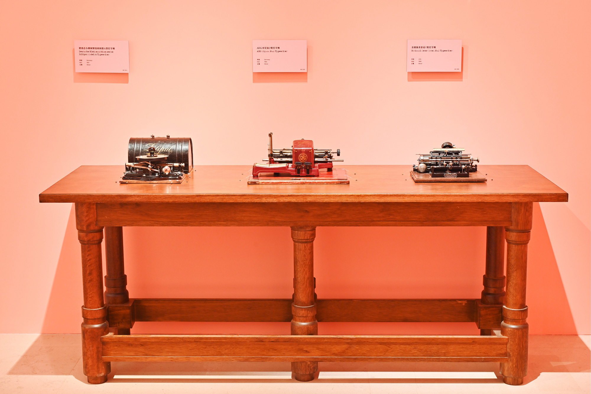 「跳出格子吧！」特展「機器超展開」打字機展區，舊時代打字機。（圖片來源／奇美博物館）