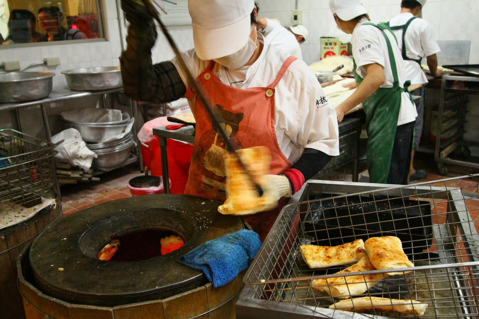 阜杭也有大型電子烤箱，但唯獨厚餅堅持用自製的傳統烤爐來烙，「不然厚餅就會膨成麵包。」（攝影：呂恩賜）