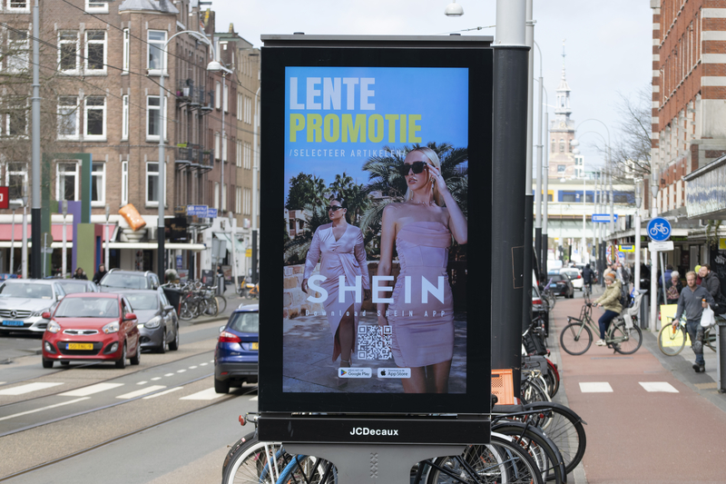來自中國的快時尚電商網站Shein吸引大量歐美消費者，圖為荷蘭街上的電子看板。 （圖片來源：Dreamstime／典匠影像）