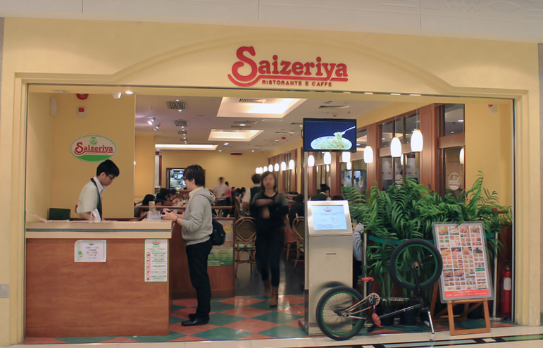 日本知名品牌薩莉亞是老少通吃的家庭餐廳，在低價競爭加劇、食材單價正在上升的日本餐飲產業中，做出了與其他餐廳巨大的價格差異化。（圖片來源：dreamstime／典匠影像）