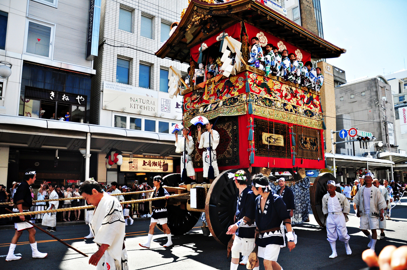 祇園祭會在7月連續舉行一個月，遊行中最巨大的花車稱為「山鉾」（yamaboko），重量可達 12 噸。（圖片來源：dreamstime／典匠影像）