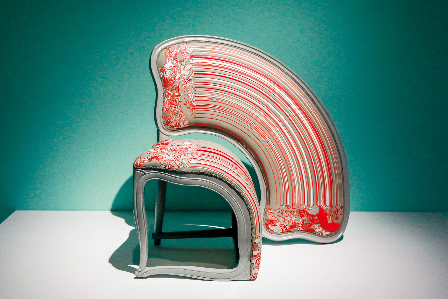 荷蘭藝術家塞巴斯蒂安．布拉伊科維奇用車床打造的貴妃椅跳脫工業色彩更具時尚特質。（攝影：陳宗怡）