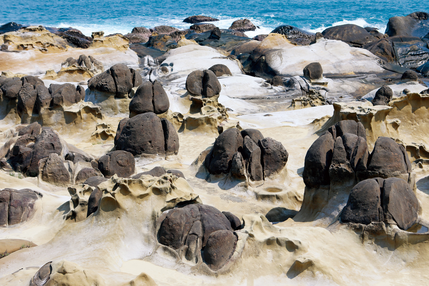 基隆和平島內維持天然岩石地景，宛如一座大自然鬼斧神工的雕刻美術館。（攝影：楊文財）