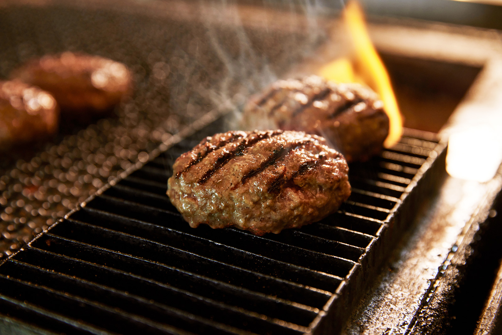 挽肉と米的牛肉漢堡排每塊90克，放在爐上用炭火烤，四溢的肉汁香氣令人胃口大開。（圖片來源：富錦樹集團）