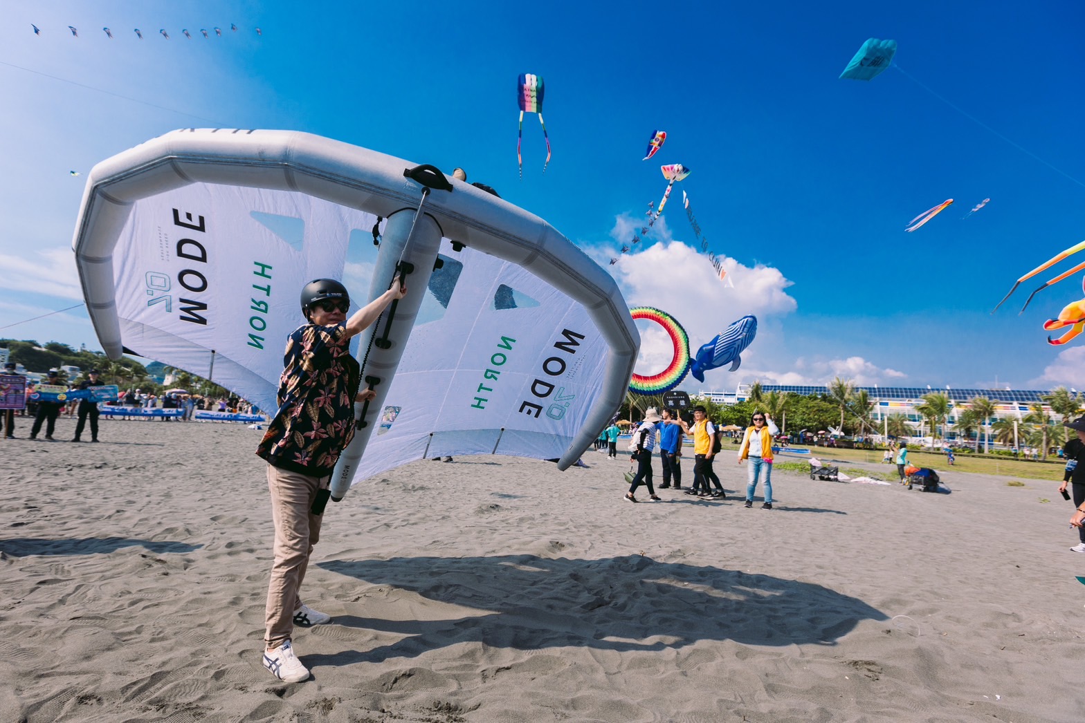 高雄市長陳其邁體驗衝浪風箏。（圖片來源：高雄市觀光局）
