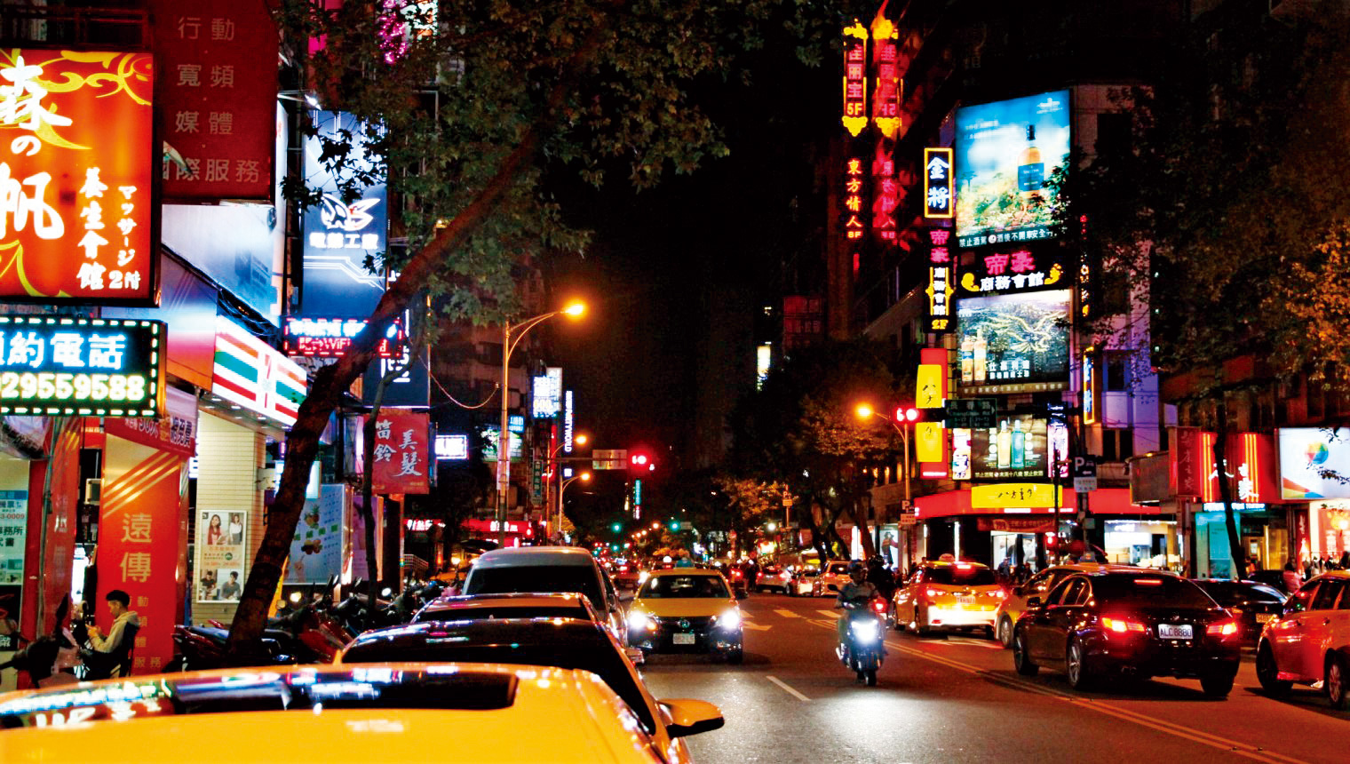 暗夜林森北路,我們穿梭條通大街小巷,深入即將營業前的酒店。(圖片來源:島內散步)