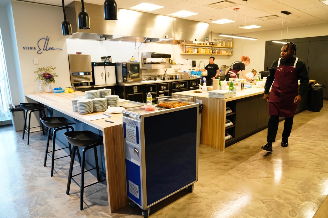 參與艾倫工作室的廚師們，皆關注如何提升餐飲的可持續性。（圖片來源：聯合航空）