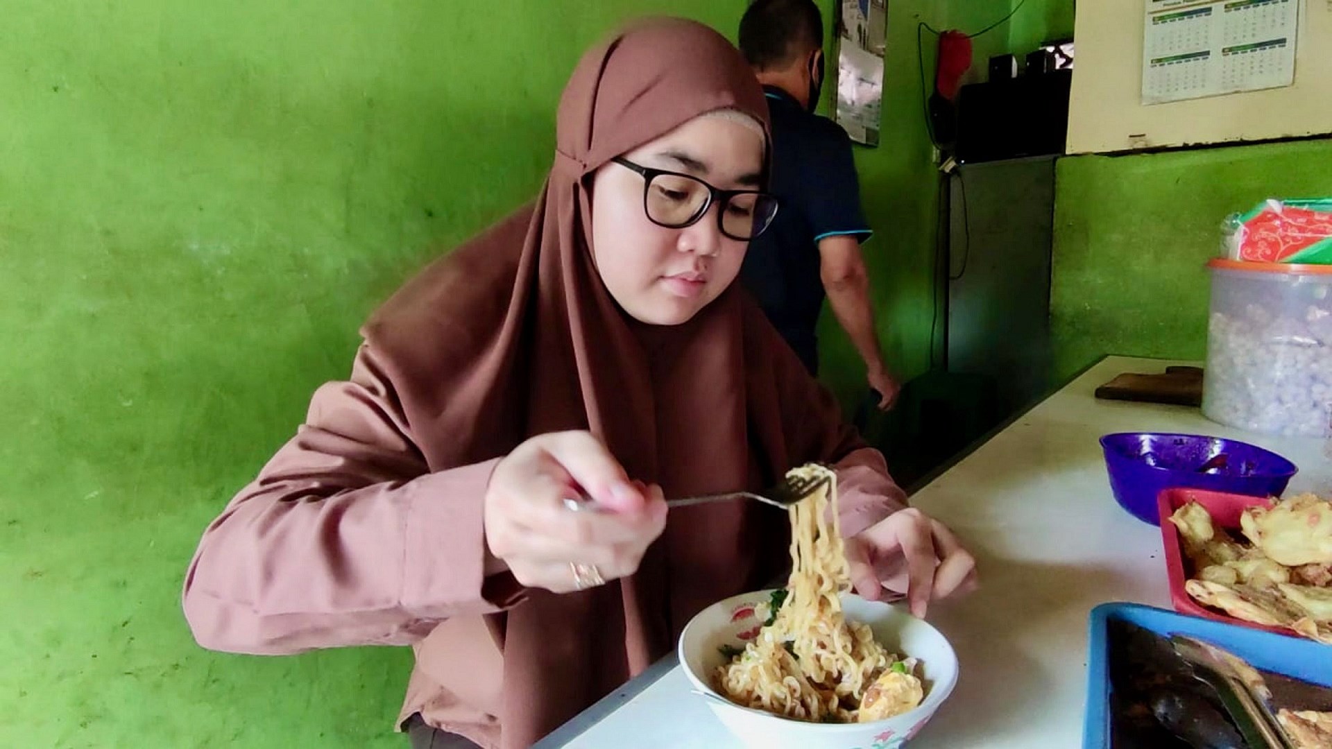 營多麵是印尼「國民食物」，問印尼人為何喜歡，最常聽到的回答是：「沒人拒絕得了」。（圖片來源：中央社）