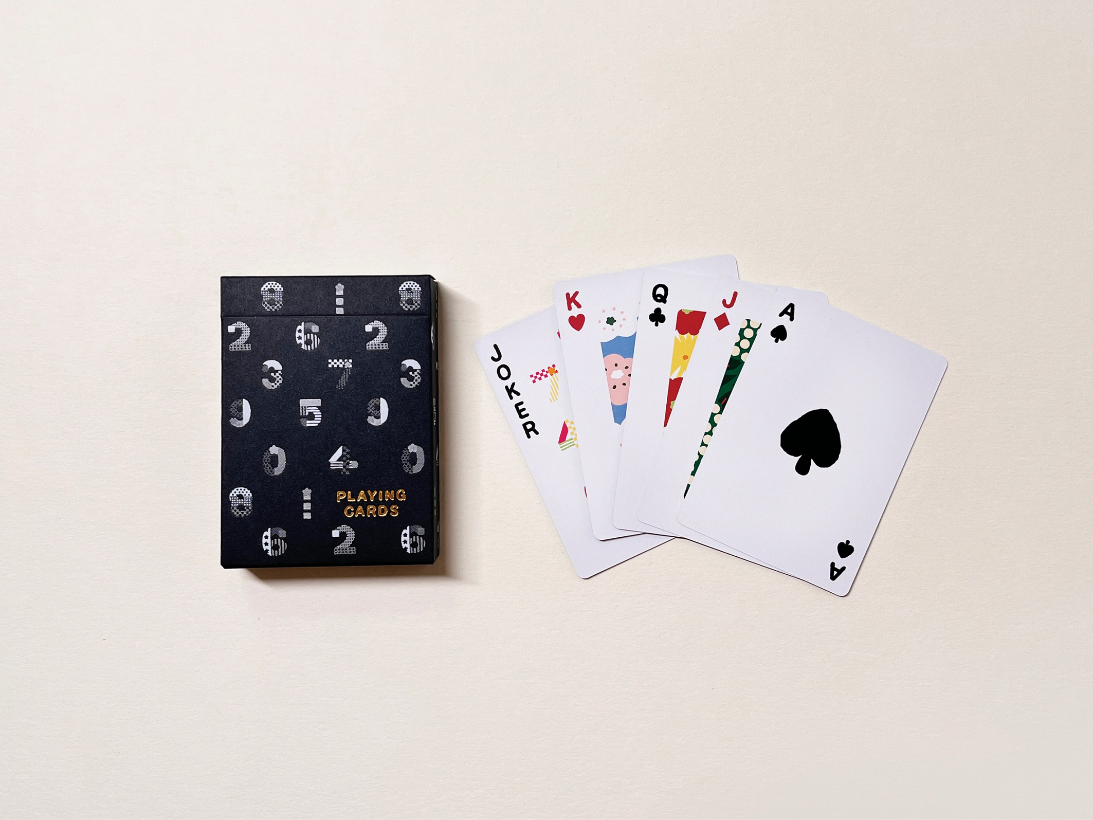 PAPERWORK撲克牌也一改傳統J、Q、K人物牌和Joker鬼牌，全都換上SOU・SOU台灣限定色紋樣。（圖片來源：誠品）