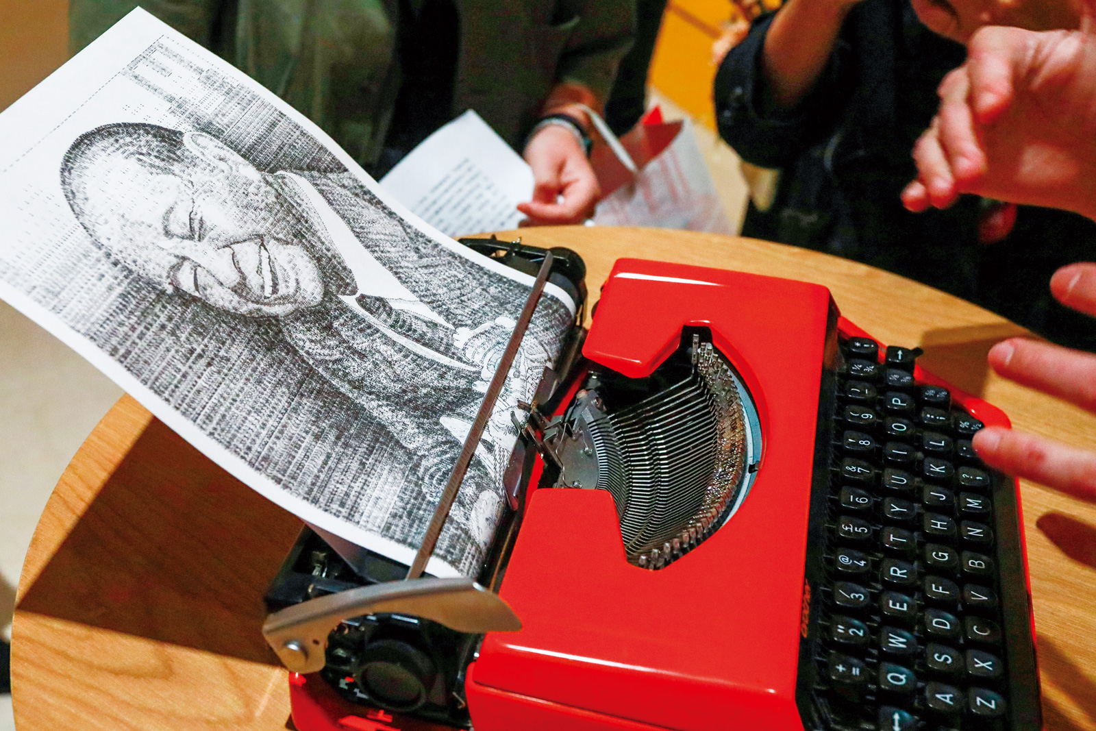 詹姆斯．庫克用打字機現場繪出許文龍肖像畫。（攝影：陳宗怡）