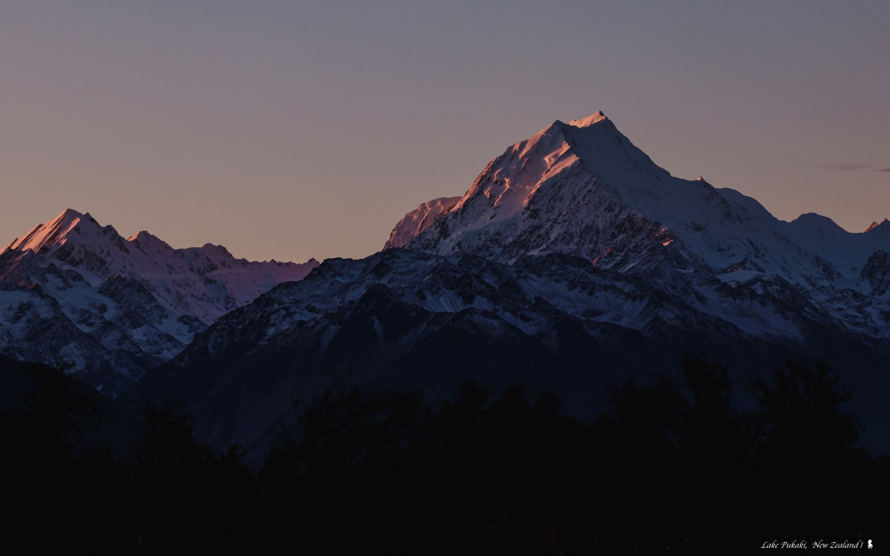 在落日餘暉中，帶著些魔幻感的紐西蘭第一高峰庫克山，美極！（攝影：陳耀恩）