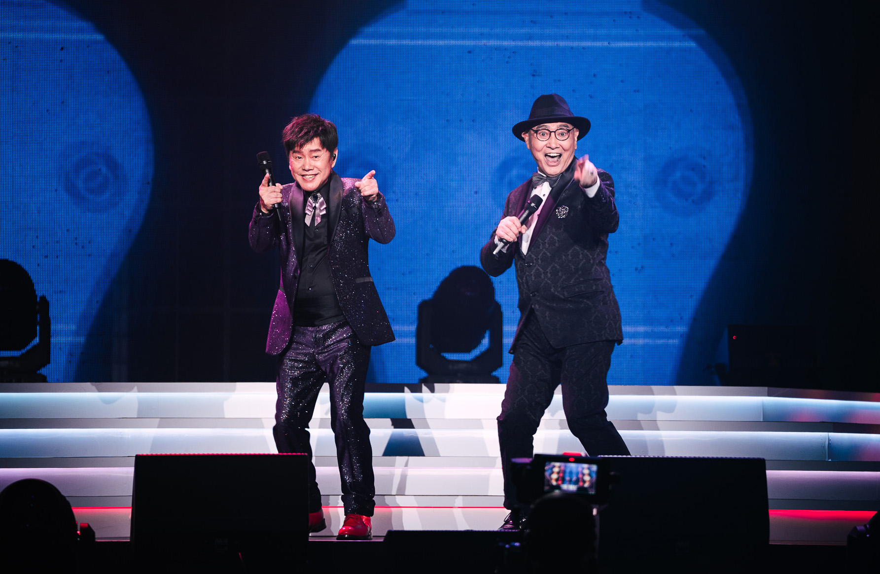 黃西田（左）與康弘在2023的「真愛秀・藍寶石大歌廳」一起登台表演。（圖片來源：高雄流行音樂中心粉絲頁）