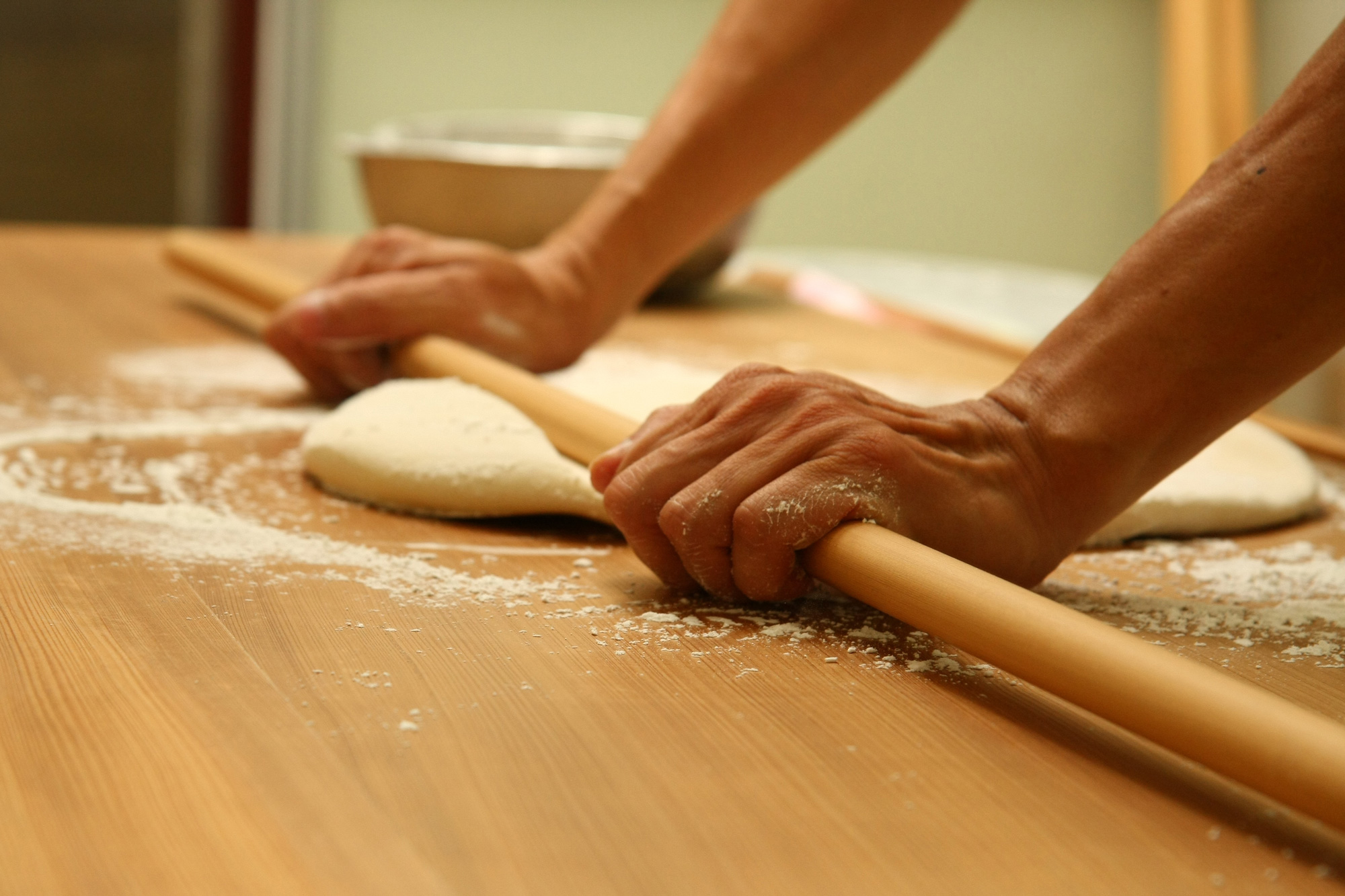 楊照元橄麵用的木棍共有4支，細的用完用粗的、粗的用完換細的，變化很多。（攝影：呂恩賜）