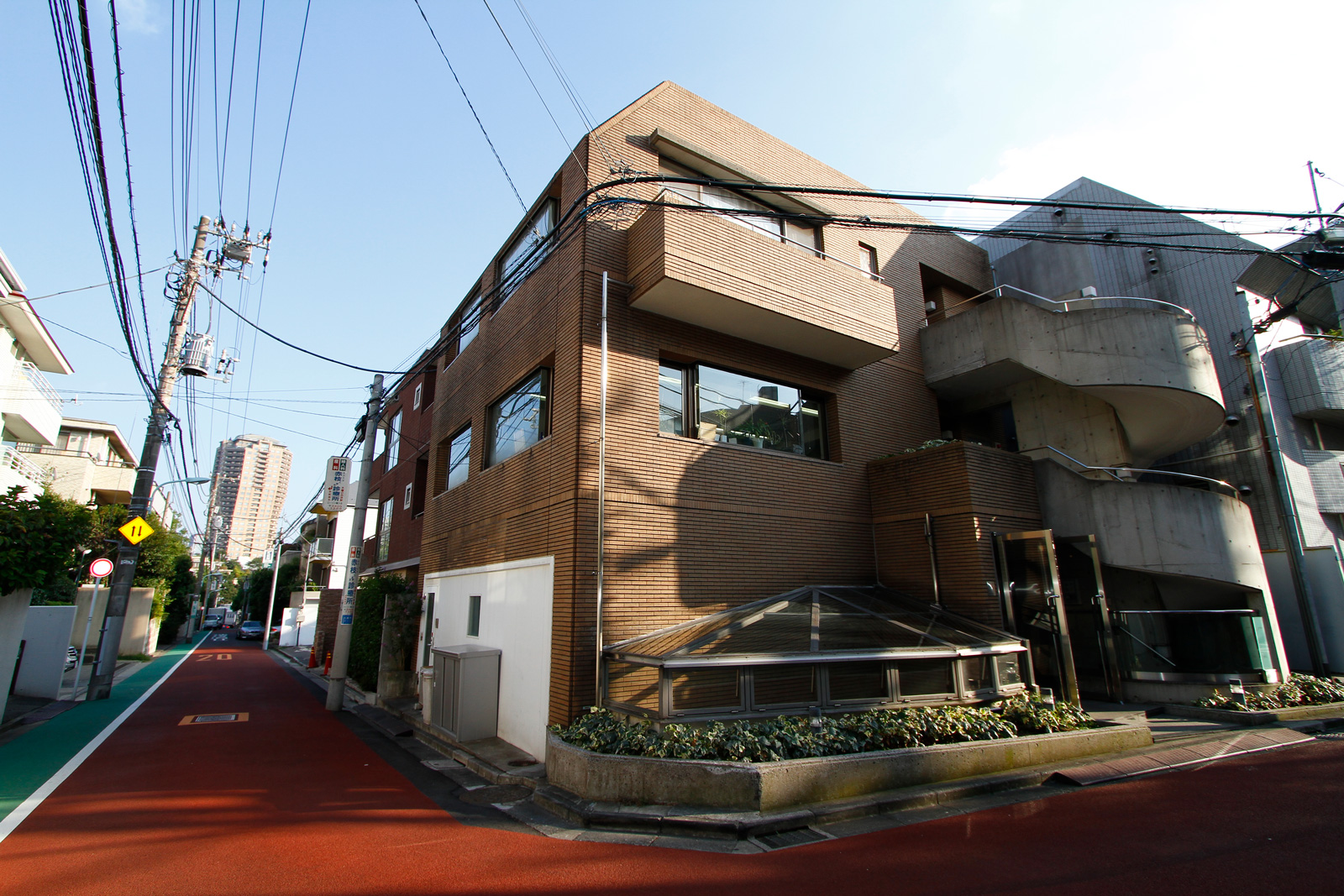 「かんだ」位在東京元麻布區的一棟公寓民宅，若非內行人，難以察覺此處竟藏有一間星級餐廳。（攝影：呂恩賜）