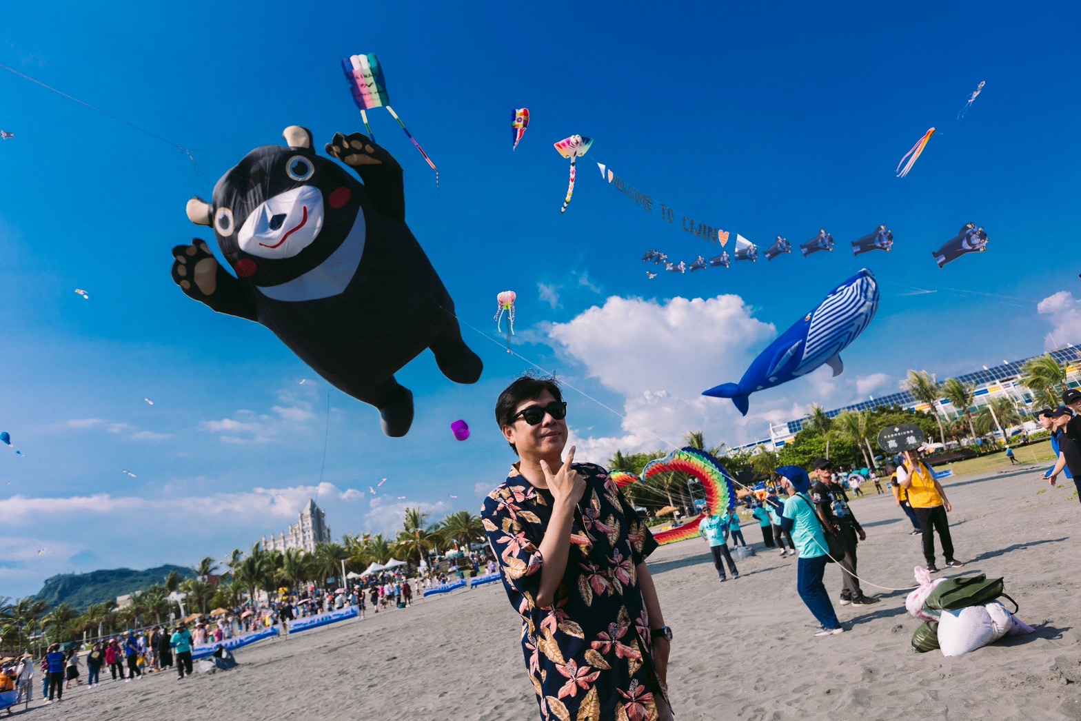 高雄市長陳其邁與12米高雄熊風箏大合照。（圖片來源：高雄市觀光局）