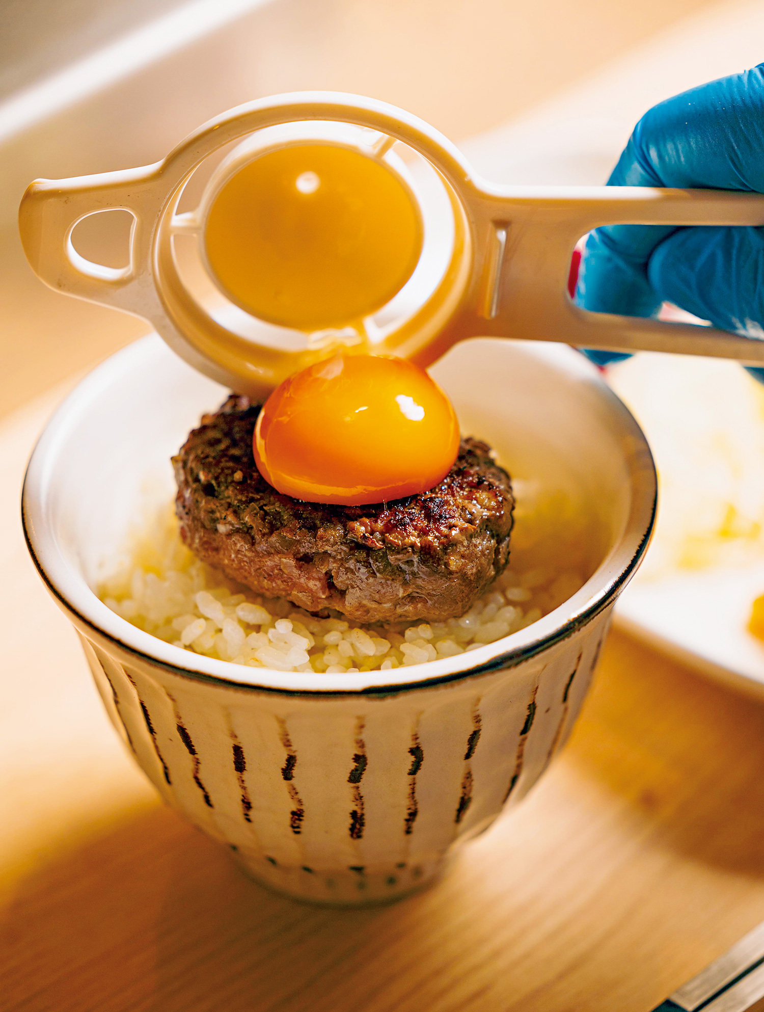 漢堡排不只可單吃，還能搭配來自大武山的新鮮蛋黃，變成月見蘸醬。（圖片來源：肉旨房）