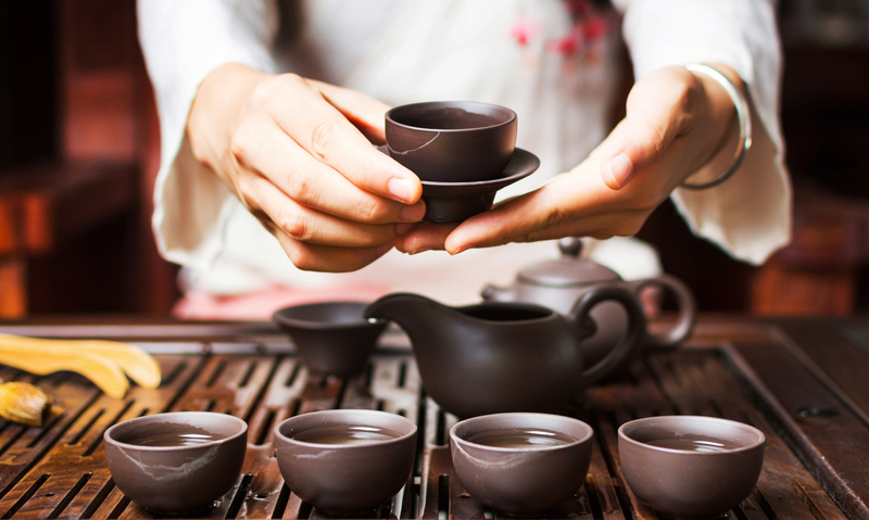 奉茶之美的核心價值，就是忠實傳遞一杯茶湯，確保茶湯品質精準不變。（圖片來源：Dreamstime／典匠影像）