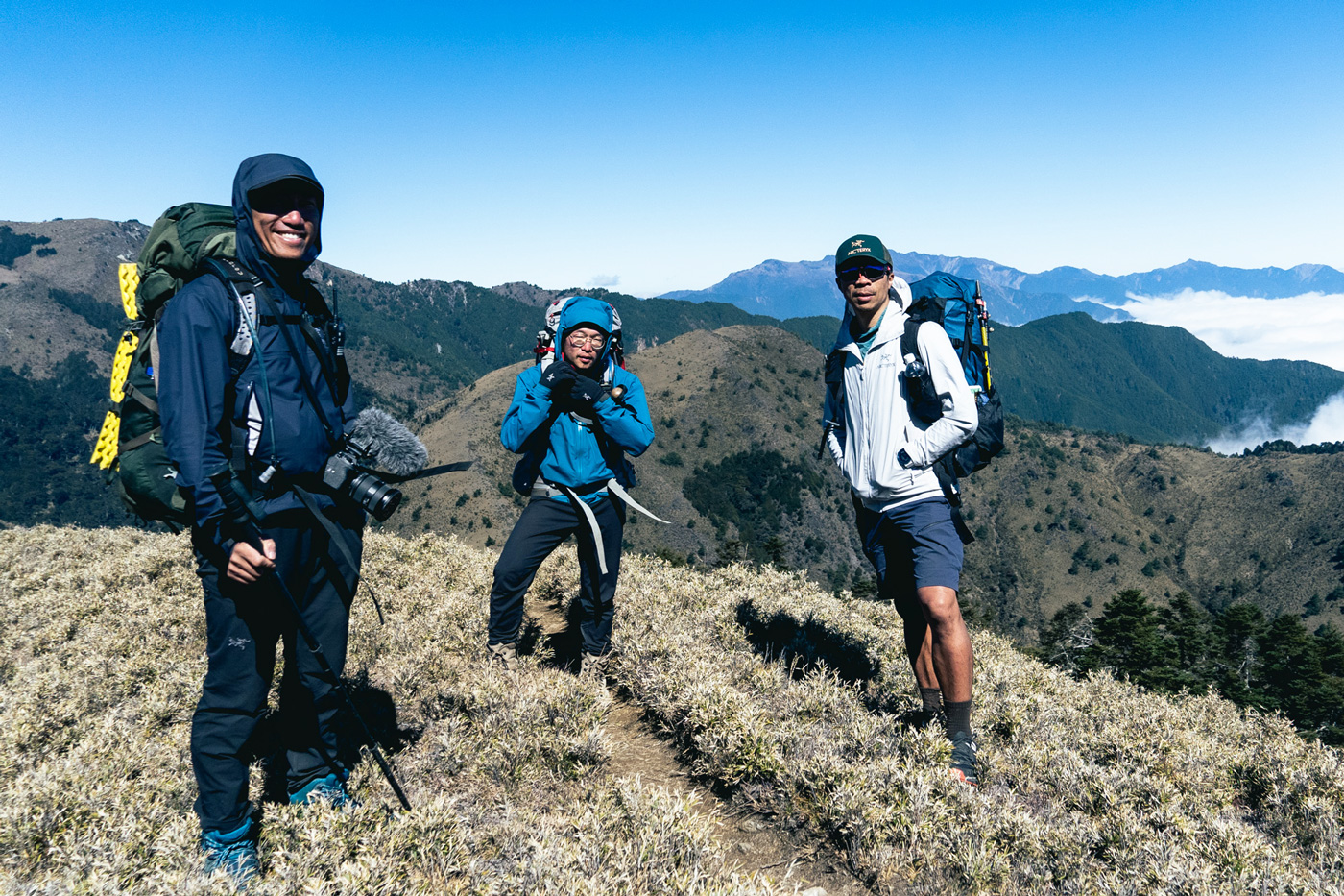 高山紀實節目「群山之島與不去會死的他們」第2季邀請台灣登山家走出既定傳統路線。圖為台灣攀登好手張國威（右）與導演程紀皓（中）。（圖片來源：公視／攝影Katie Chen）