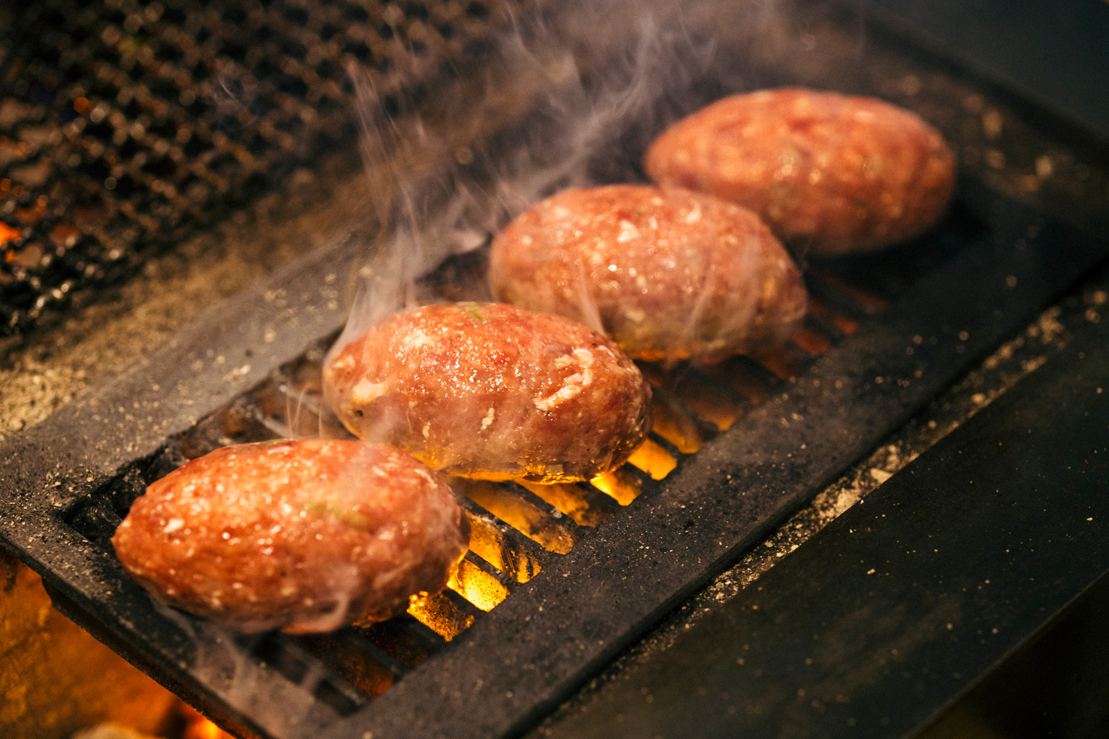 日本「直火漢堡排」的特色，用釜燒方式烹煮也原汁原味在台灣複刻。（圖片來源：富錦樹集團）