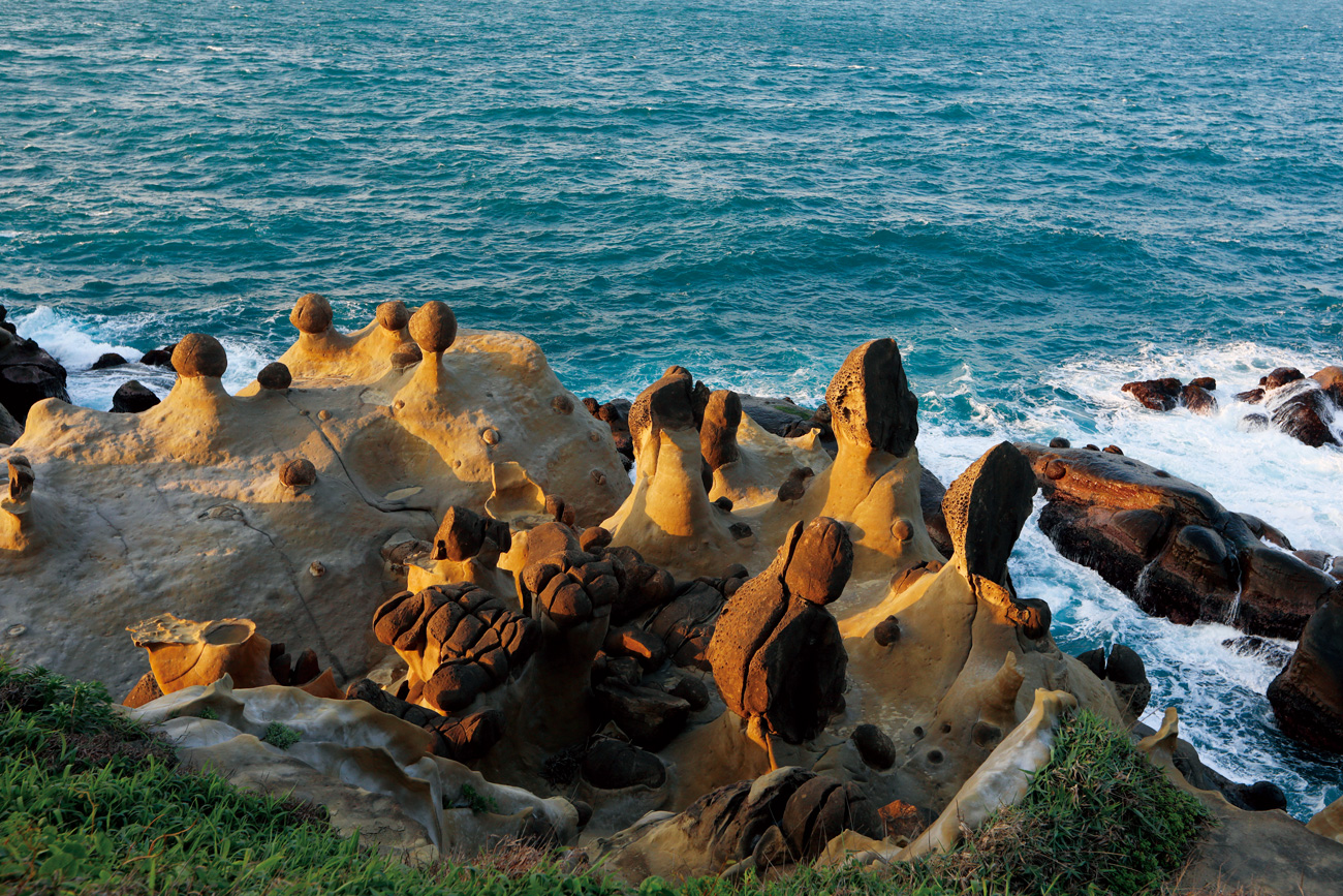 差異侵蝕之下，形成外表似蘑菇的蕈狀岩。（攝影：楊文財）