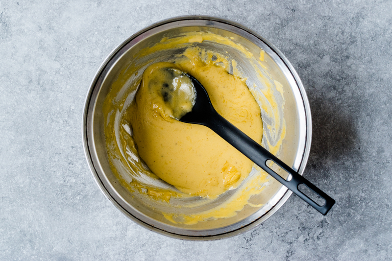 荷蘭醬（Hollandaise）的做法是將檸檬汁和澄清奶油（去除牛奶成分後的奶油）加入蛋黃，是多種醬汁的醬底。（圖片來源：Dreamstime／典匠影像）