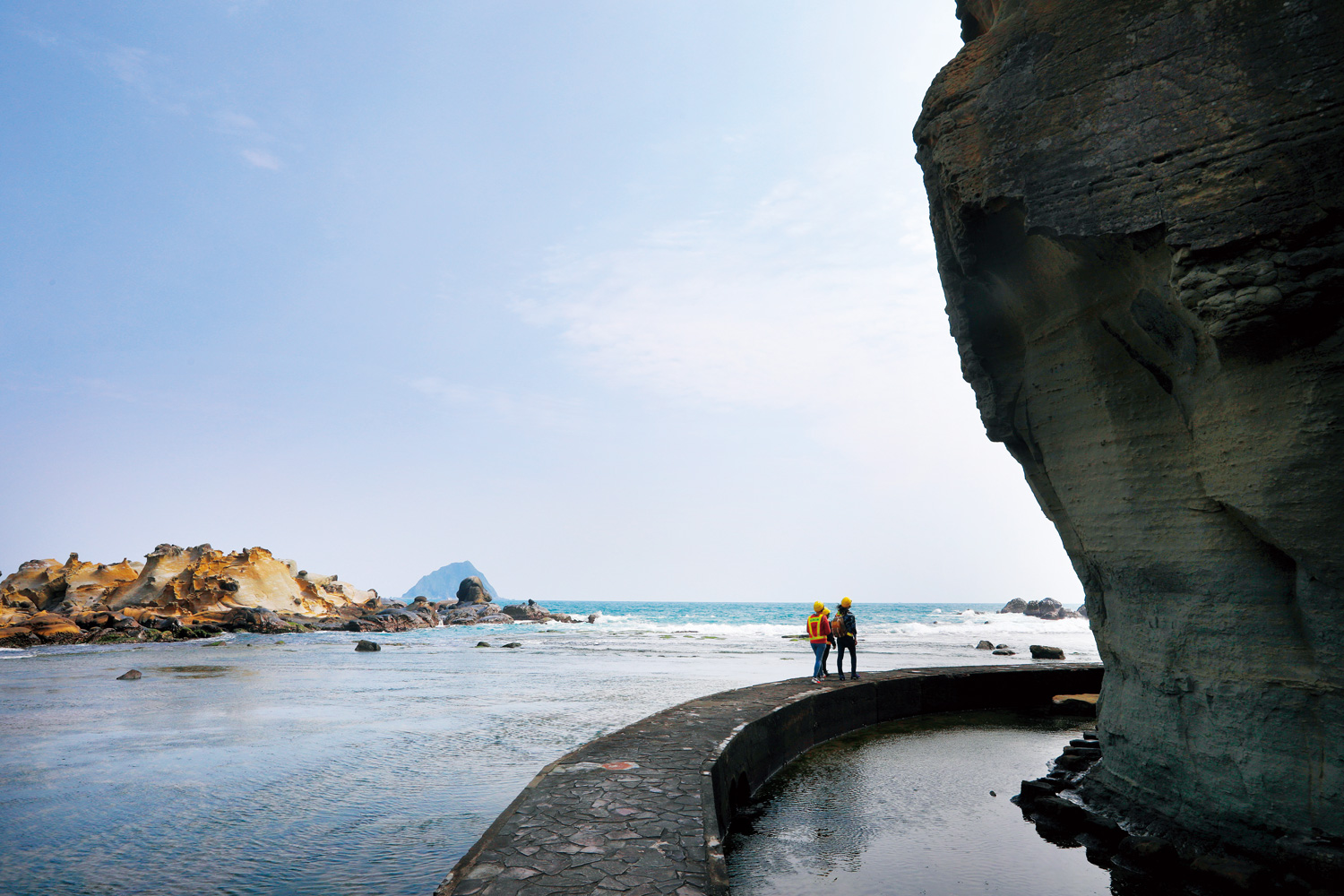 走在阿拉寶灣的秘密步道，奇岩與海洋環繞，視野開闊。（攝影：楊文財）